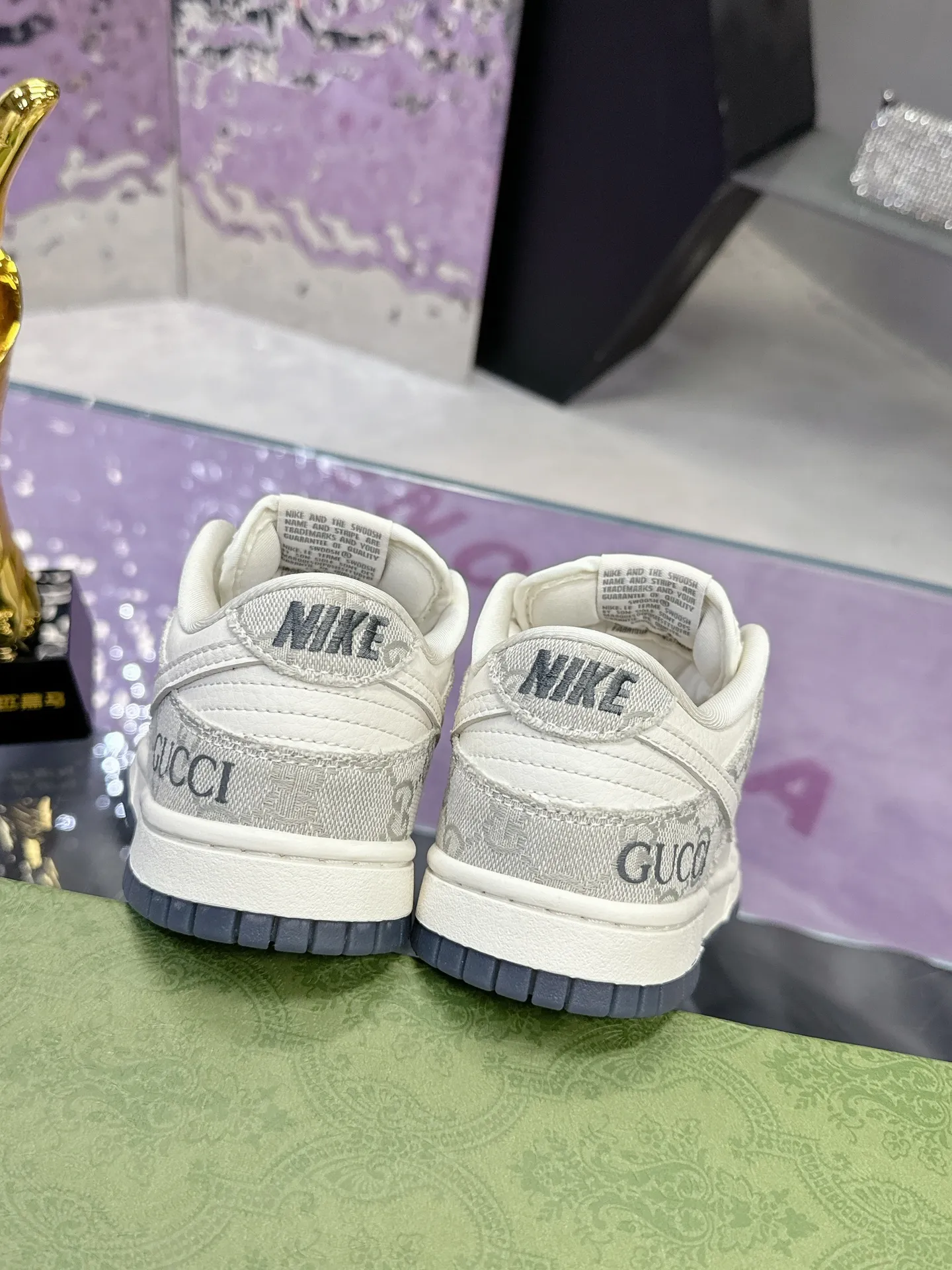 Men's shoes 💰580❤️❤️❤️ Gucci co-branded dunk Nike The latest official model 💓Gucci x Nike Dunk SB series 💓 Produced by Foshan Factory. The shoe body is made of off-white canvas as the main color, with an off-white leather frame overlay, making the shoe very versatile. The tongue is embroidered with yellow Gucci words, and the Swooshb on both sides of the shoe body The logo is embellished with sky blue, and the tongue is made of mesh material, which enhances breathability and is very versatile overall. The word Gucci on the lower side of the heel is decorated in 3D, the mini Nike Swoosh Logo on the side of the toe is embellished with sky blue embroidery, and the yellow Gucci brand name is printed on the heel to highlight the joint identity. Finally, an aged oxidized midsole and a blue outsole complete the overall design. Size: 35-45 Full set of Gucci packaging